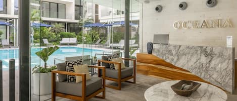 Coin salon dans le hall