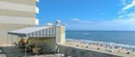 Een binnenzwembad, een buitenzwembad