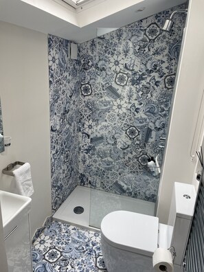 Dusj, håndklær, såpe og sjampo