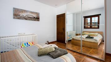 4 bedrooms, iron/ironing board, free WiFi, bed sheets