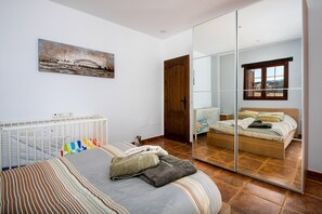 4 makuuhuonetta, silitysrauta/-lauta, ilmainen Wi-Fi, vuodevaatteet