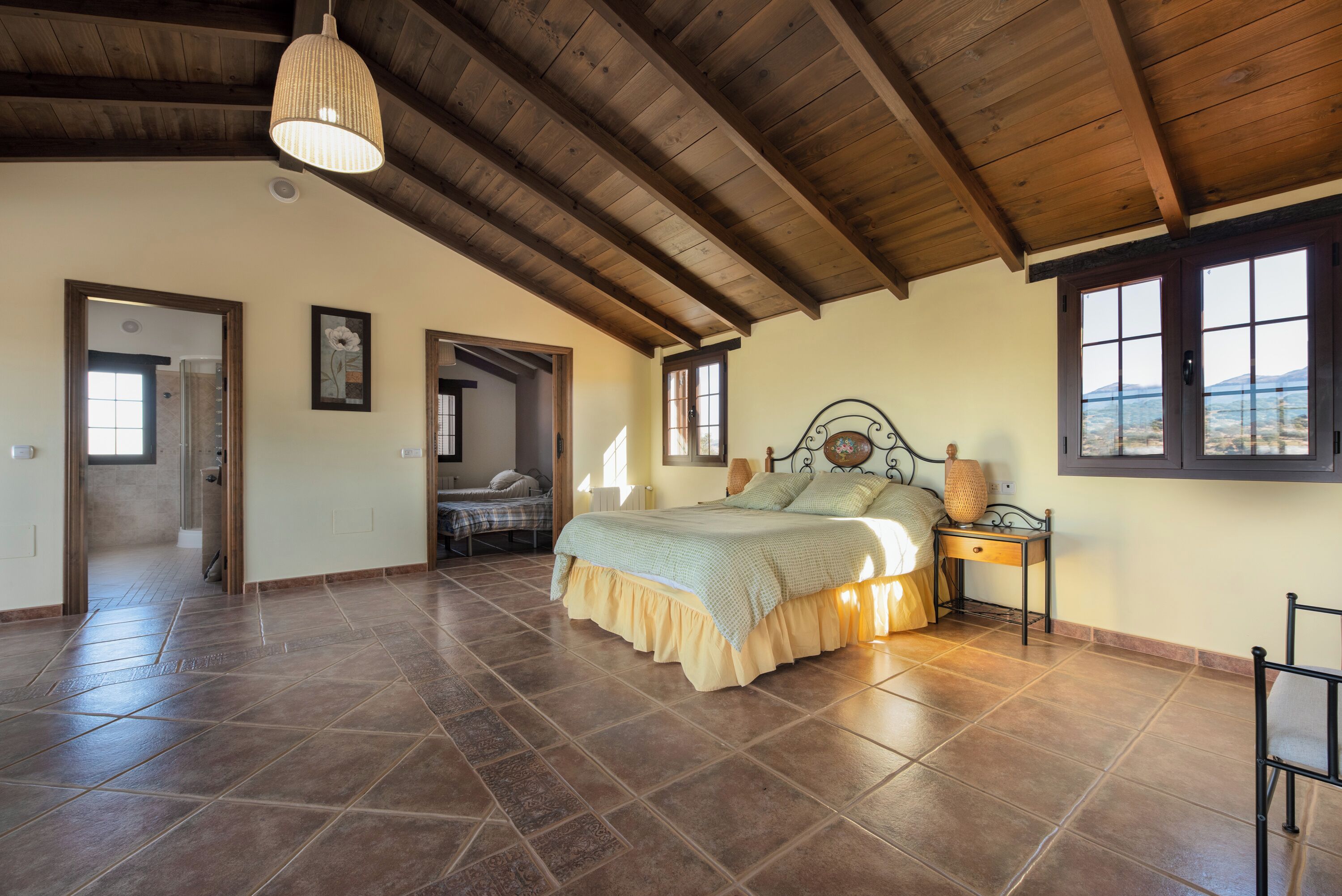 4 soverom, strykejern/-brett, wi-fi (inkludert) og sengetøy