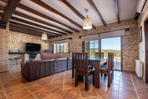 Televisión y chimenea