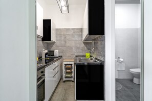 Frigorifero, microonde, forno, piano cottura