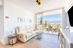 TV - Apartment 'Piso Estrella 031' with Private Terrace, Wi-Fi and Air Conditioning (Torre del Mar)