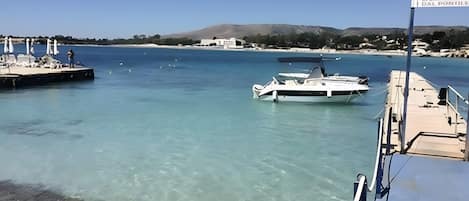 Una spiaggia nelle vicinanze