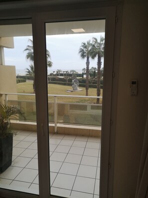 Interior - F3 seafront on the sand (Canet-en-Roussillon)