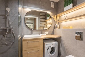 Een douche, een haardroger, handdoeken, zeep
