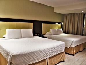 Standaard kamer, 2 tweepersoonsbedden | Een minibar, geluiddichte muren, gratis wifi, beddengoed