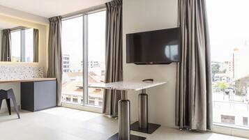 Deluxe kamer, meerdere bedden | Een kluis op de kamer, een bureau, verduisterende gordijnen