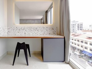 Kamar Deluks, Beberapa Tempat Tidur | Brankas, meja kerja, tirai kedap cahaya, dan setrika/meja setrika
