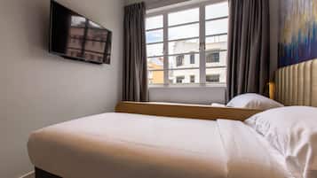 Habitación superior, 2 camas individuales | Escritorio, cortinas opacas, wifi gratis y ropa de cama