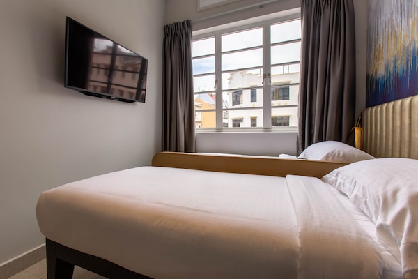 Escritorio, cortinas blackout, wifi gratis y ropa de cama