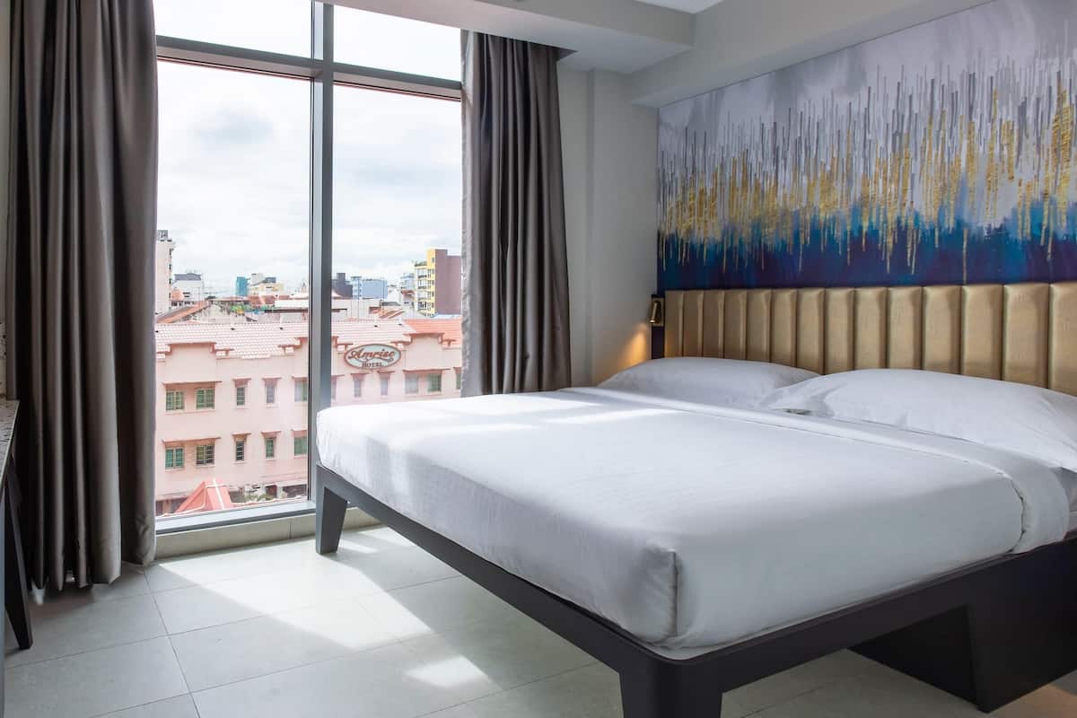 Quarto casal luxo, 1 cama de casal | Escrivaninha, cortinas blackout, Wi-Fi de cortesia, roupa de cama