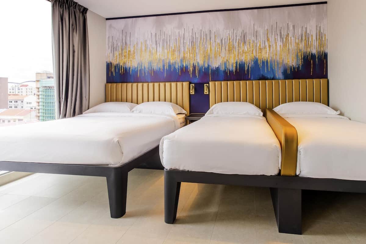 Quarto luxo, várias camas | Escrivaninha, cortinas blackout, Wi-Fi de cortesia, roupa de cama