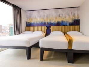 Habitación Deluxe, varias camas | Caja fuerte, escritorio, cortinas opacas y tabla de planchar con plancha