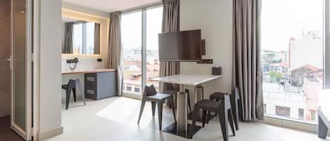 Chambre Deluxe, Plusieurs lits | Coffre-fort, bureau, rideaux dâobscurcissement