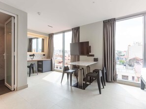 In-room safe, desk, blackout drapes, iron/ironing board - Ibis Budget Singapore Gold (Singapore)