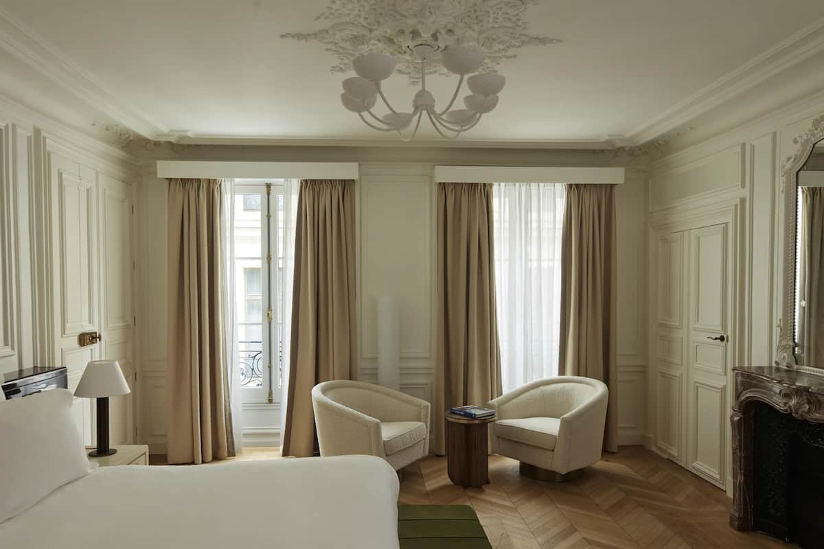 Suíte júnior, 1 cama King | Roupas de cama premium, frigobar (abastecido com alguns itens grátis)