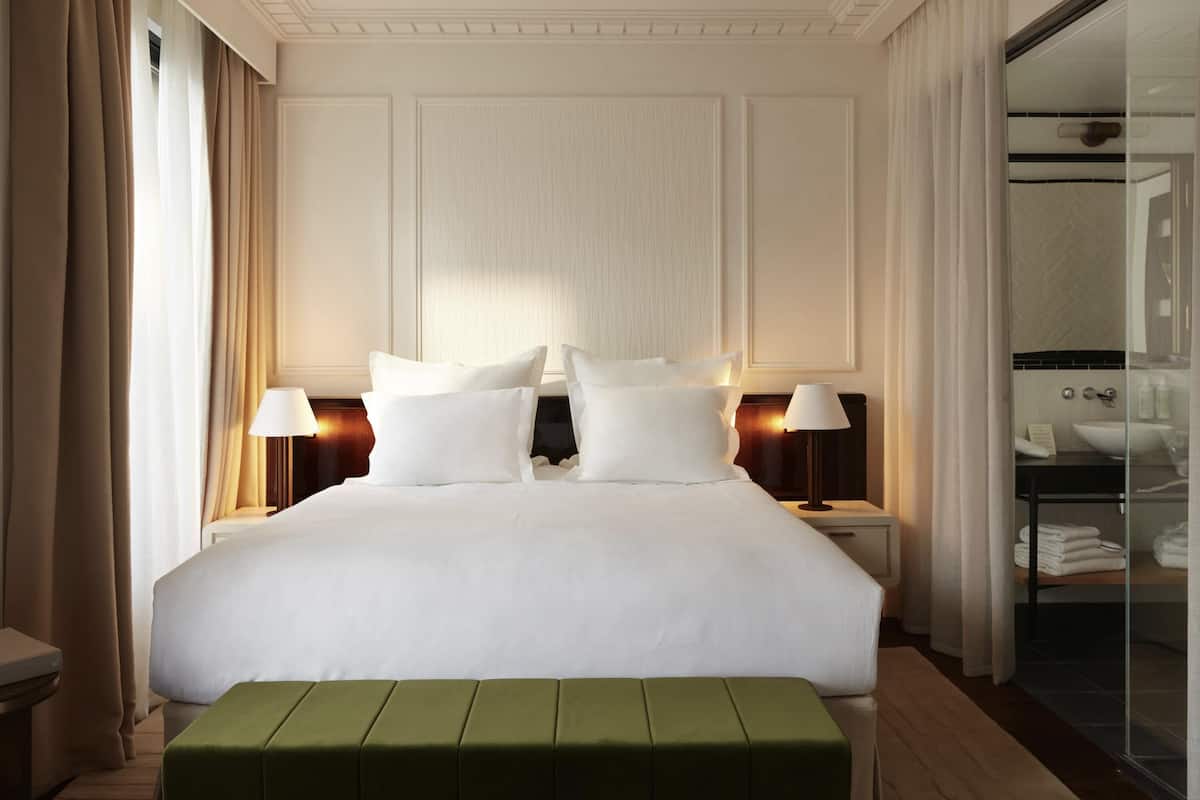 Quarto luxo, 1 cama King | Roupas de cama premium, frigobar (abastecido com alguns itens grátis)