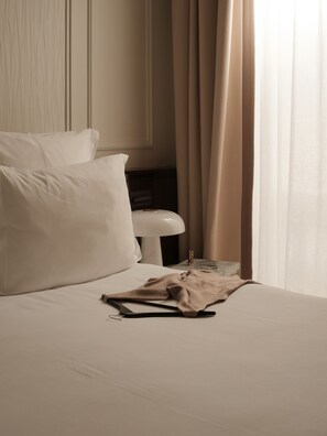 Grand Prestige Suite | Premium bedding, free minibar items, in-room safe, laptop workspace - Maison Delano Paris (Paris)