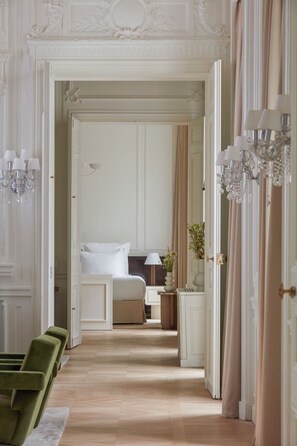 Premium bedding, free minibar items, in-room safe, laptop workspace - Maison Delano Paris (Paris)