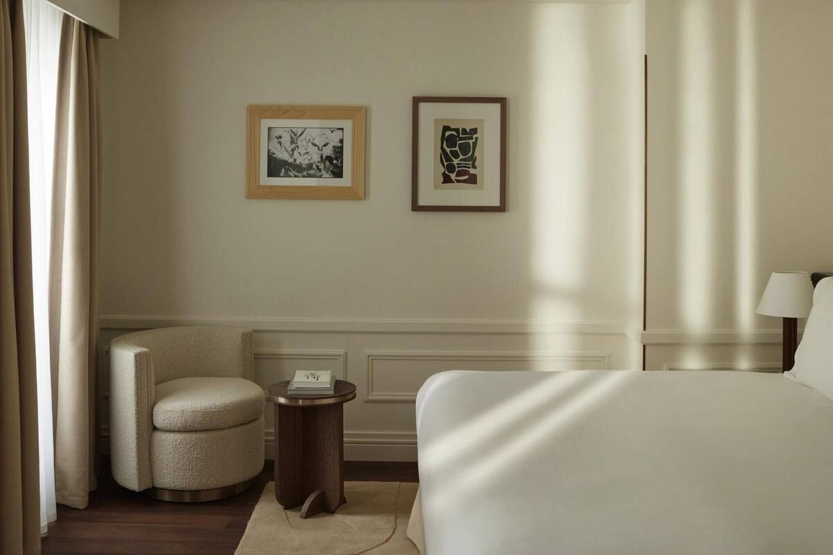 Deluxe Suite, 1 King Bed | Premium bedding, free minibar items, in-room safe, laptop workspace