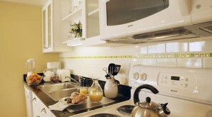 Full-size fridge, microwave, stovetop, dishwasher