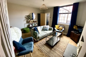 Smart TV, fireplace, books, stereo - The Hideaway - Quiet cottage, a short walk from the historic centre of York. (York)