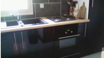 Geladeira, micro-ondas, fogĂŁo, cooktop
