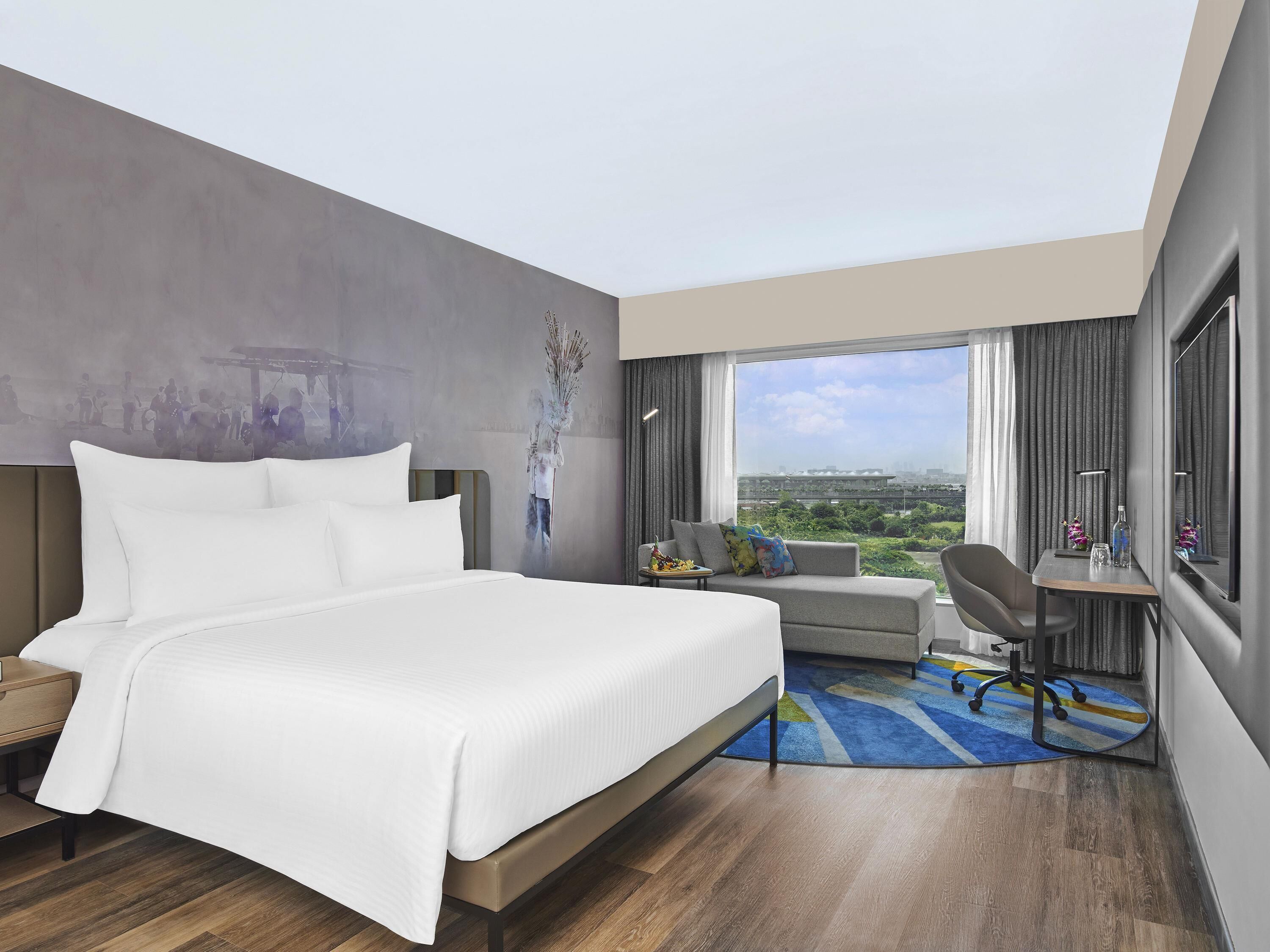 行政客房 | 客房内保险箱、办公桌、笔记本电脑工作区、熨斗/熨衣板