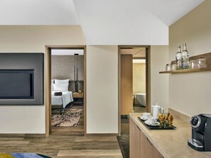 Superior Suite King Bed with Living room, with Cocktail Hours & Short Eats | Caja de seguridad en la habitación y escritorio 