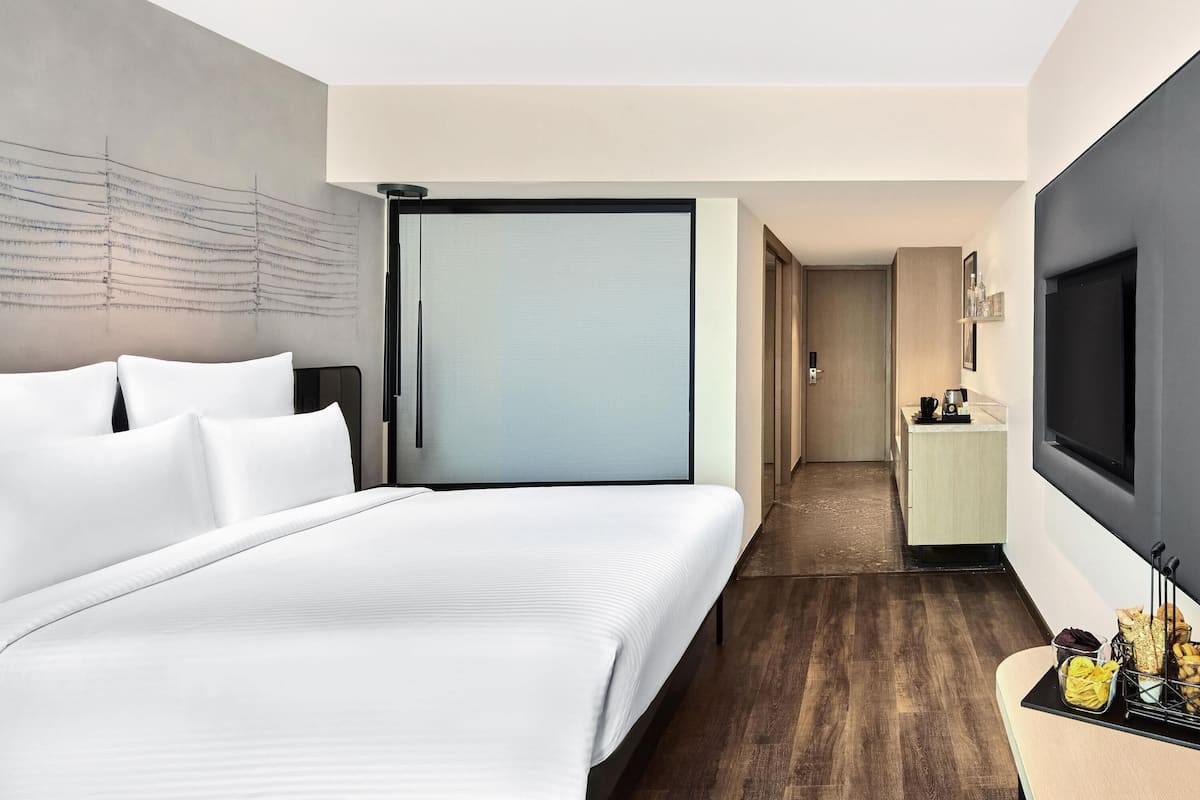 客房内保险箱、办公桌、笔记本电脑工作区、熨斗/熨衣板