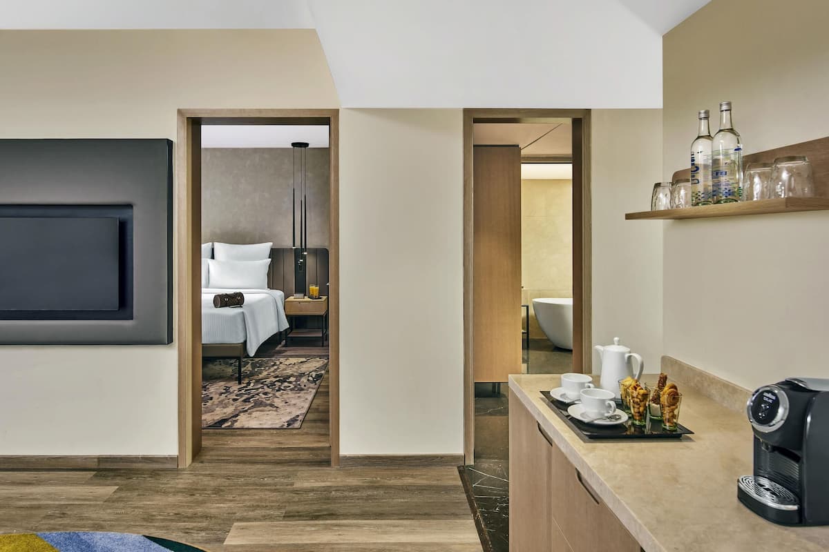 Superior Suite King Bed with Living room, with Cocktail Hours & Short Eats | Coffre-fort, bureau, espace de travail pour ordinateurs portables