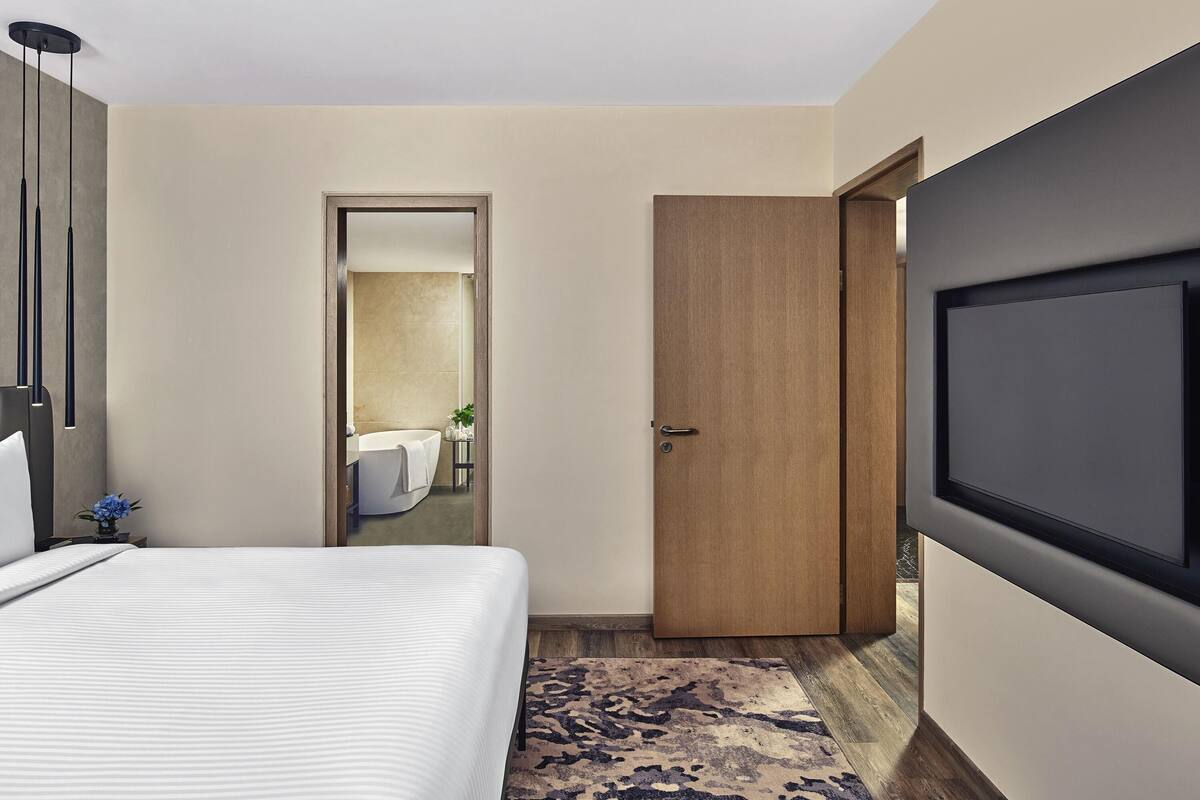 Superior Suite King Bed with Living room, with Cocktail Hours & Short Eats | ตู้นิรภัยในห้องพัก, โต๊ะทำงาน, พื้นที่ทำงานแบบใช้แล็ปท็อป