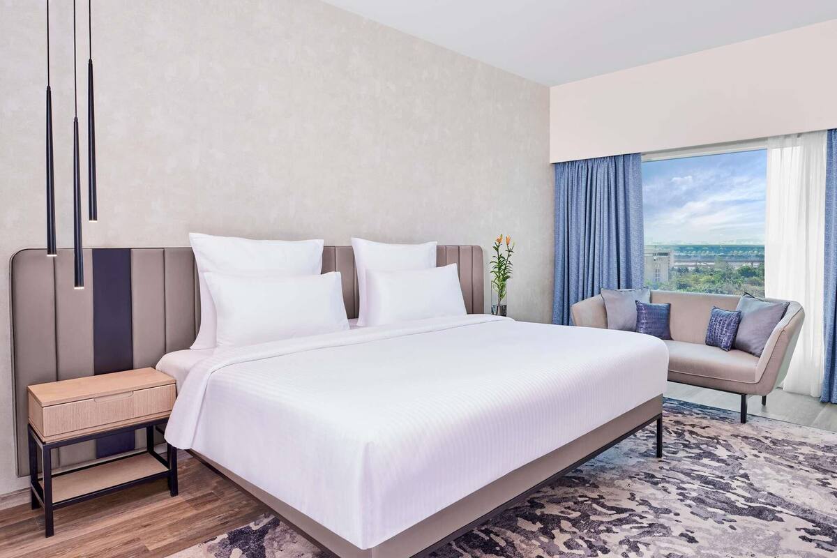Executive Suite King Bed with Living room Airport View with Cocktail Hours & Short Eats | Caja fuerte, escritorio, espacio para trabajar con un portátil