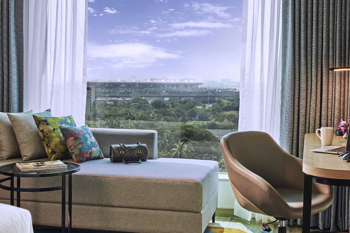 Een kluis op de kamer, een bureau, een laptopwerkplek