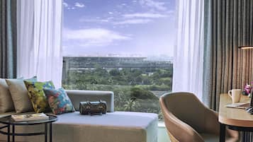 客房内保险箱、办公桌、笔记本电脑工作区、熨斗/熨衣板