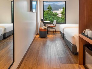 Habitación estándar, 2 camas individuales, junto a la montaña | Caja fuerte, decoración individual, mobiliario individual y escritorio