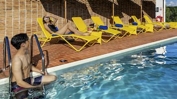 Una piscina al aire libre, sombrillas