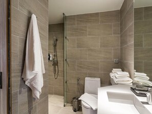 Shower, rainfall showerhead, eco-friendly toiletries, hair dryer - Ibis Chiang Mai Nimman Journeyhub (Chiang Mai)