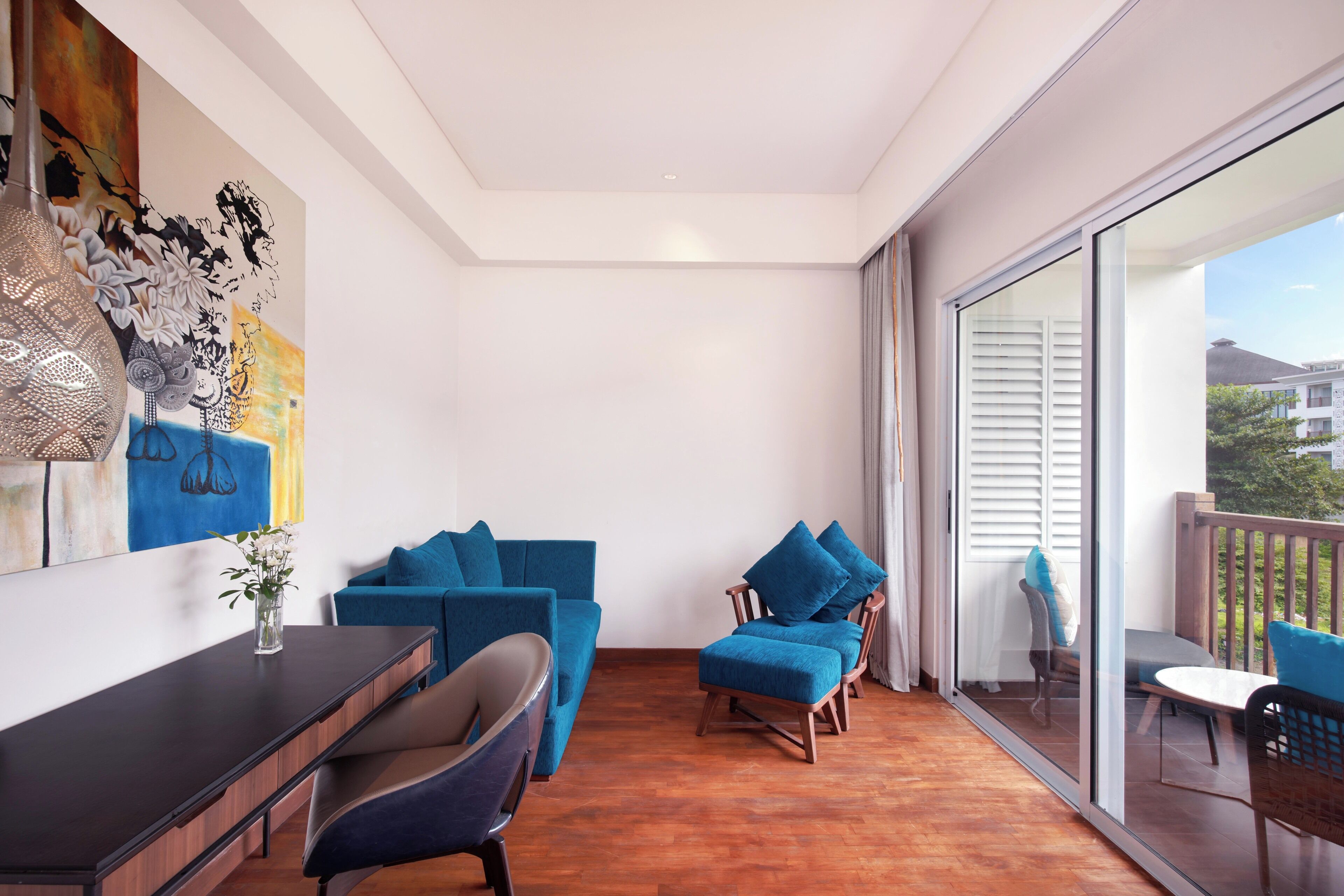 Un salon moderne avec un canapé, des fauteuils et une table à manger.