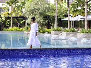 2 outdoor pools
