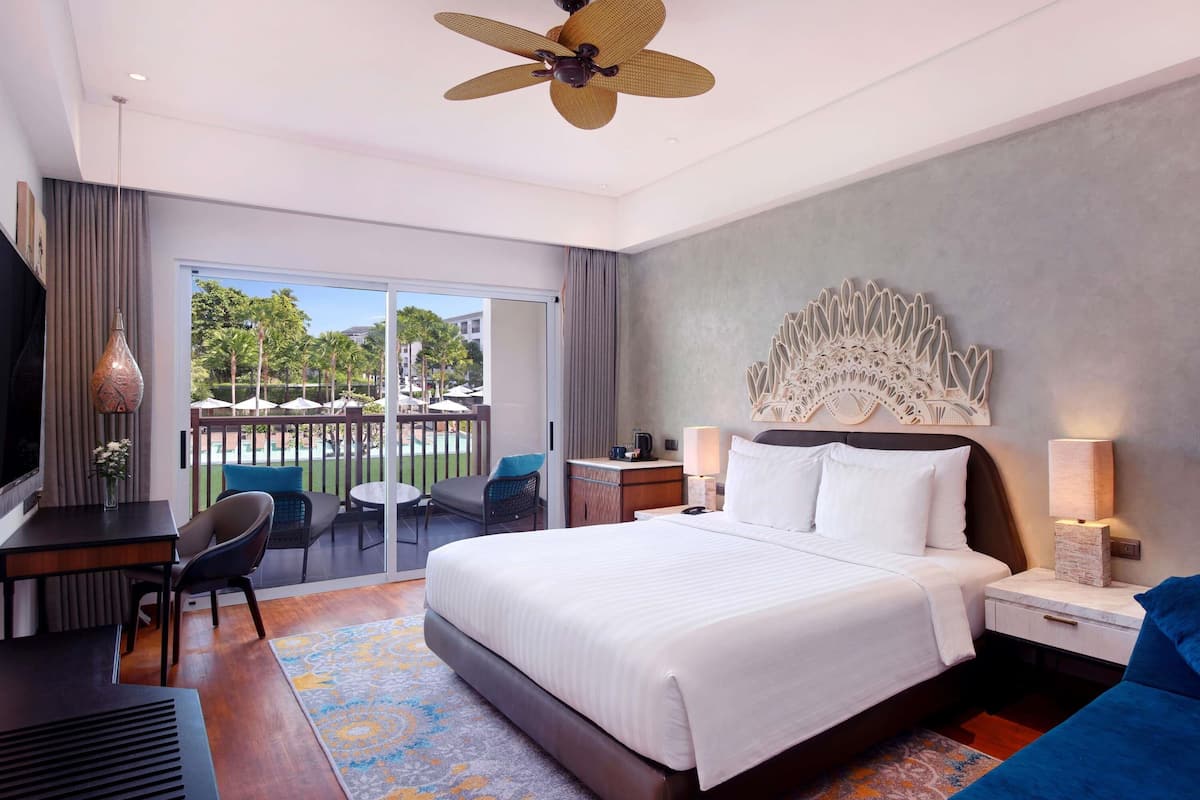 Chambre Deluxe, 1 très grand lit, vue sur la piscine | Coffre-fort, bureau, espace de travail pour ordinateurs portables