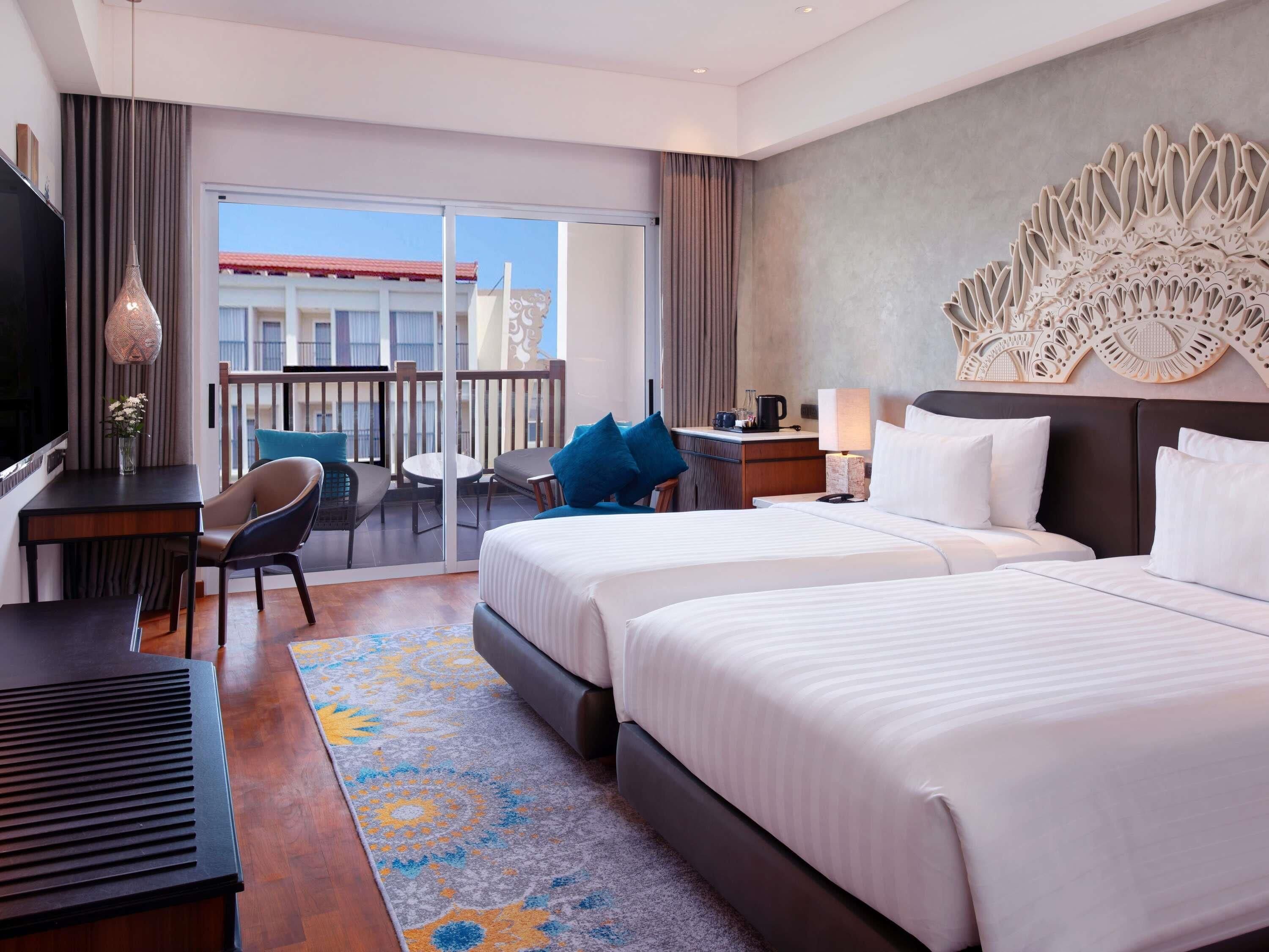 Pengeskab på værelset, skrivebord, arbejdsområde til bærbare computere