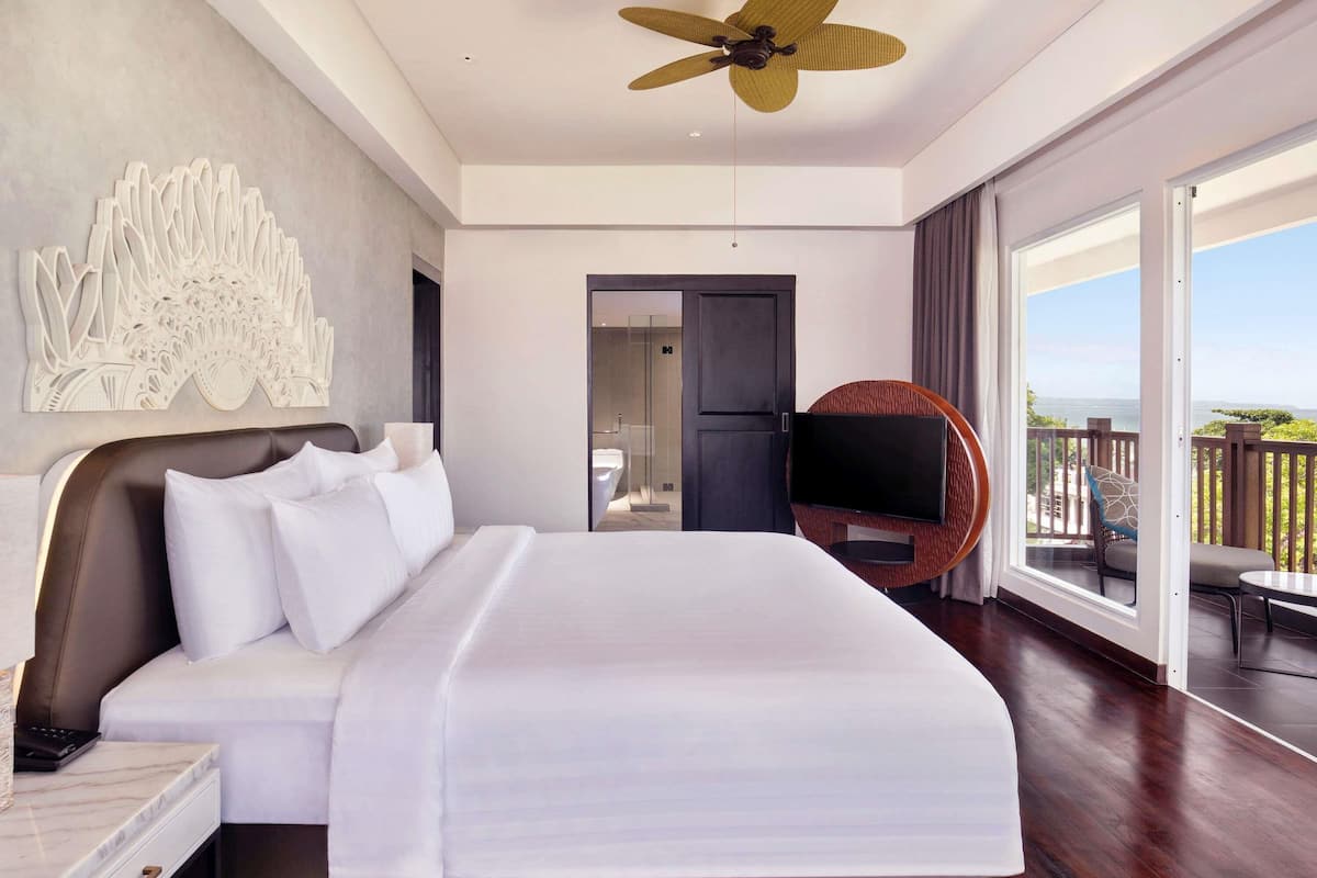 Executive Suite, 1 King Bed | In-room safe, desk, laptop workspace, iron/ironing board