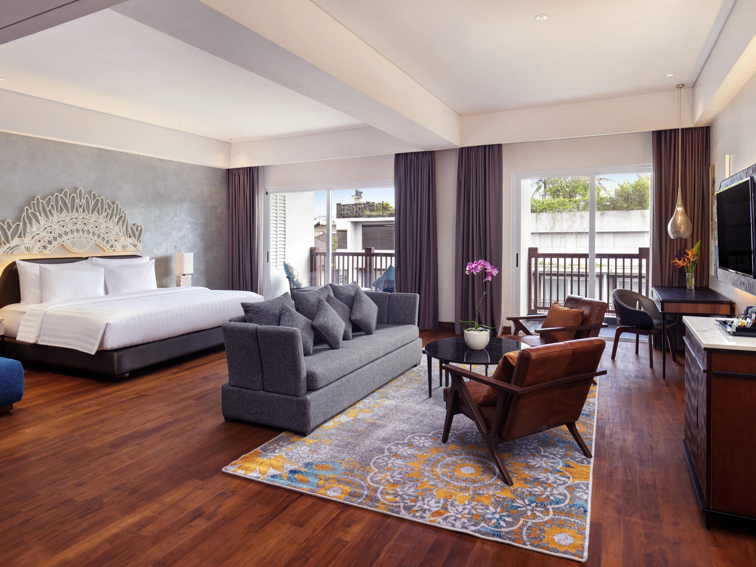 Junior Suite, 1 King Bed with Sofa bed | In-room safe, desk, laptop workspace, iron/ironing board