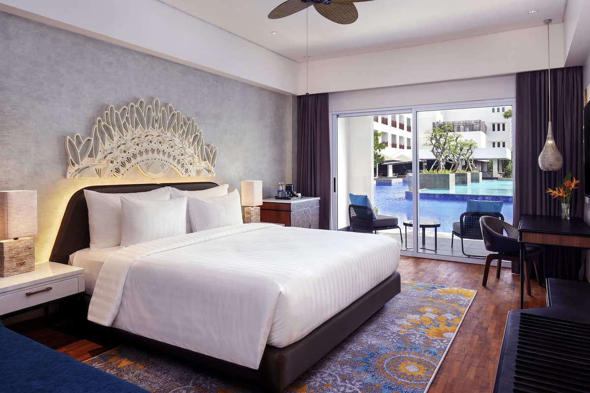 Deluxe Room, 1 King Bed, Pool Access