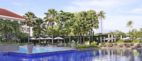 2 outdoor pools