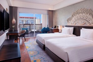 Kamar Twin Deluks, 2 Tempat Tidur Twin | Brankas, meja kerja, ruang kerja ramah laptop, dan setrika/meja setrika